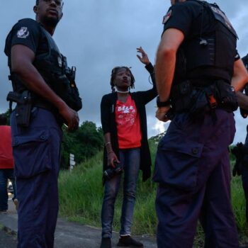 Martinique: couvre-feu et interdiction de manifester après les violences urbaines récentes