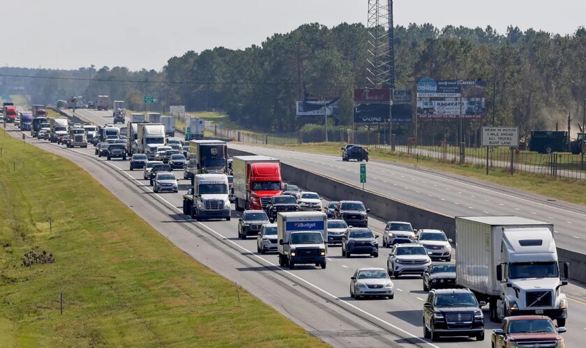 Miles de personas evacúan Florida ante la llegada del poderoso huracán Milton: "Es una cuestión de vida o muerte"