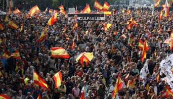 Miles de personas exigen elecciones en una manifestación con PP y Vox: "El enemigo común es Sánchez"