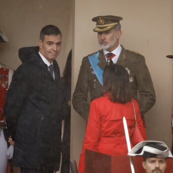 Ni la lluvia ni la lejanía del público evitan los abucheos a Sánchez en el desfile del 12 de octubre