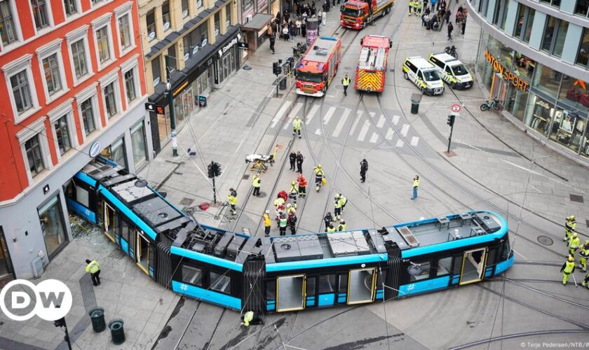 Norway: Tram derails, plows into Apple outlet in Oslo