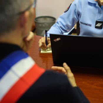 « On trouve presque normal qu’un élu se fasse casser la gueule ! » : face aux agressions, la colère des maires