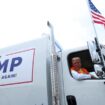 Présidentielle américaine : Donald Trump se met en scène à bord d'un camion poubelle