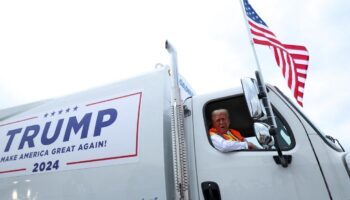 Présidentielle américaine : Donald Trump se met en scène à bord d'un camion poubelle