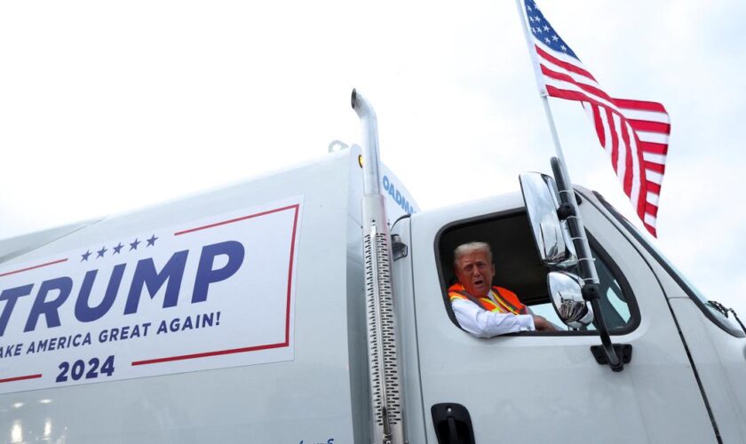 Présidentielle américaine : Donald Trump se met en scène à bord d'un camion poubelle