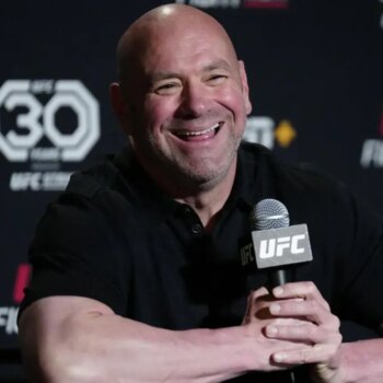 Quién es Dana White, el que entrega el cinturón al ganador del combate