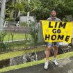 Retienen a dos valencianos de luna de miel en Singapur por protestar frente a la casa de Peter Lim