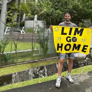 Retienen a dos valencianos de luna de miel en Singapur por protestar frente a la casa de Peter Lim