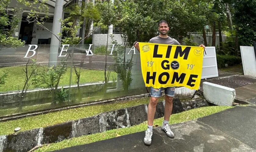 Retienen a dos valencianos de luna de miel en Singapur por protestar frente a la casa de Peter Lim