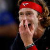 Rolex Paris Masters : les images dingues d’Andrey Rublev qui se fracasse le genou avec sa raquette