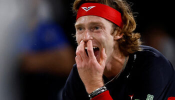 Rolex Paris Masters : les images dingues d’Andrey Rublev qui se fracasse le genou avec sa raquette