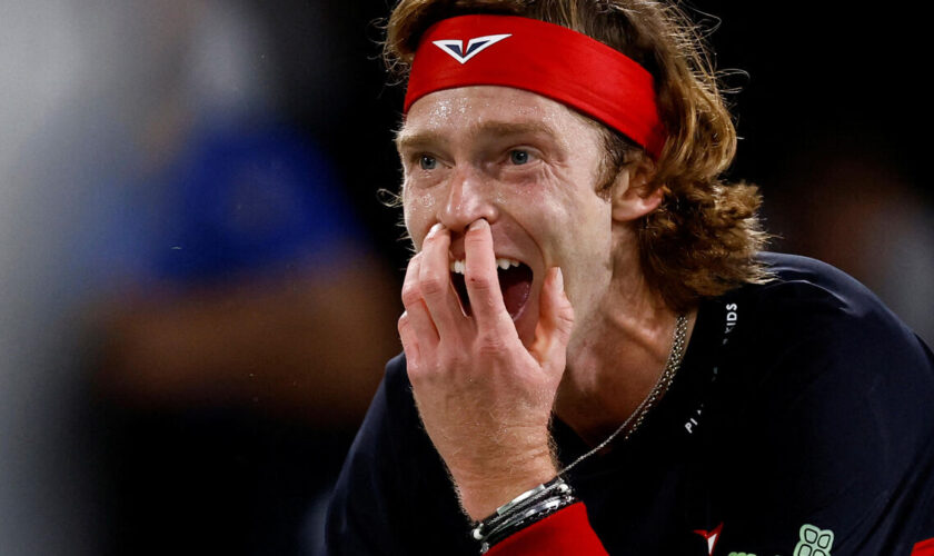 Rolex Paris Masters : les images dingues d’Andrey Rublev qui se fracasse le genou avec sa raquette