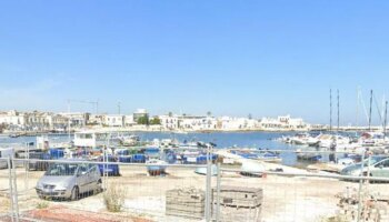 Salvado por un pescador de morir ahogado después de que varios jóvenes lo lanzasen al mar con las manos atadas