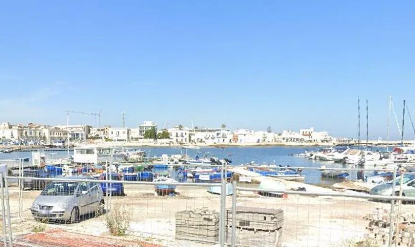 Salvado por un pescador de morir ahogado después de que varios jóvenes lo lanzasen al mar con las manos atadas