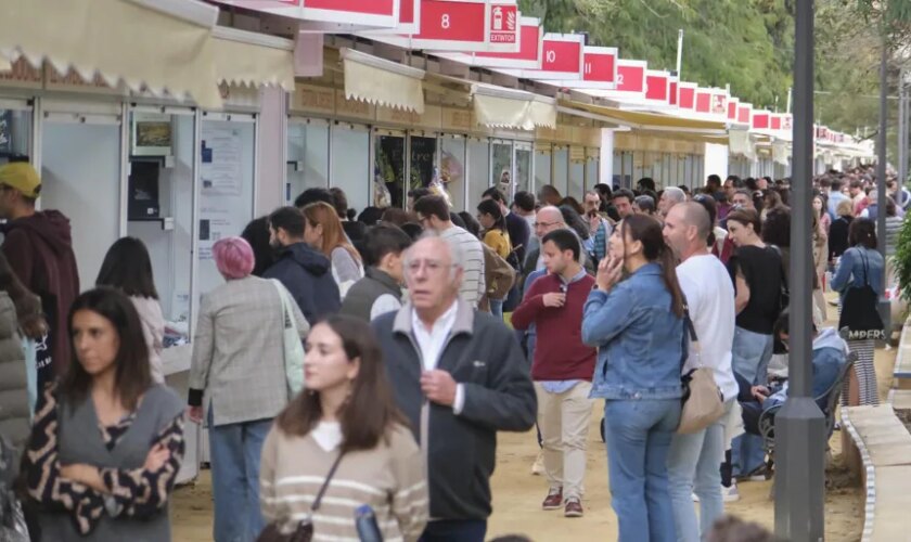 Sanz plantea a los libreros «incrementar algunos días de la semana que viene» la Feria del Libro de Sevilla