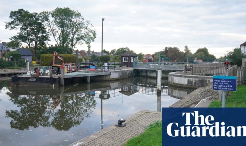 Search continues for man after rowing boat capsized in Thames