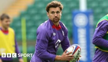 Henry Slade passing the ball against New Zealand