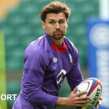 Henry Slade passing the ball against New Zealand