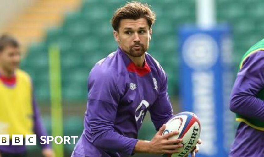 Henry Slade passing the ball against New Zealand