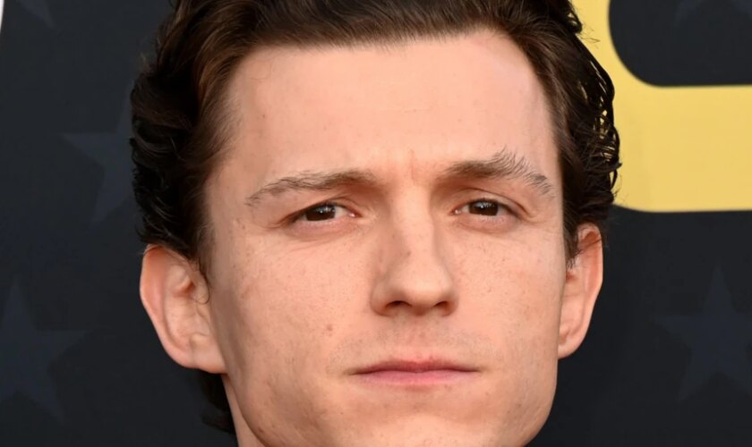 Tom Holland celebra sus dos años sobrio lanzando una cerveza (sin alcohol)