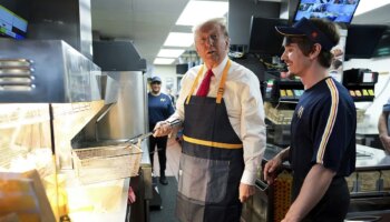 Trump se pone a freír patatas en un McDonald's para insistir sin pruebas en que Kamala Harris no trabajó en uno de estudiante