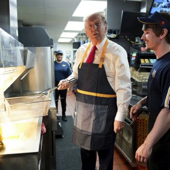 Trump se pone a freír patatas en un McDonald's para insistir sin pruebas en que Kamala Harris no trabajó en uno de estudiante