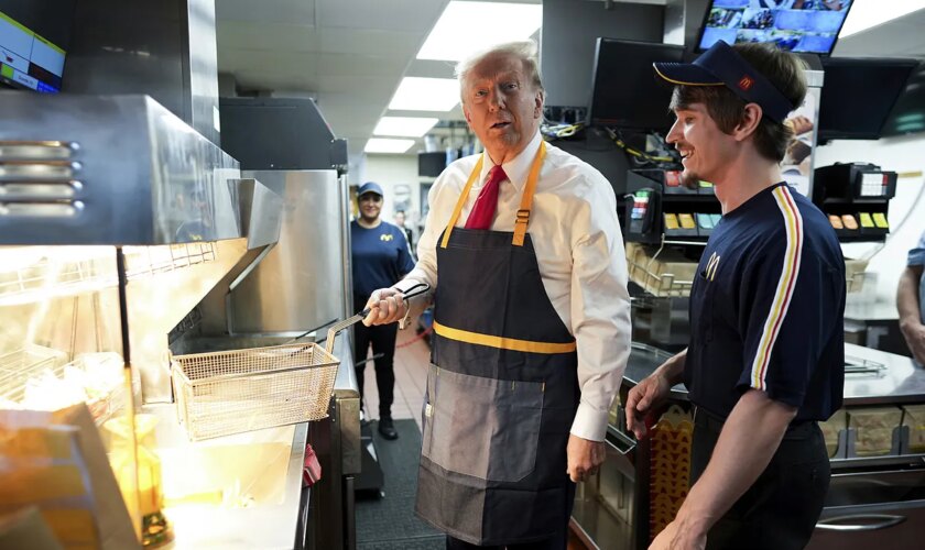 Trump se pone a freír patatas en un McDonald's para insistir sin pruebas en que Kamala Harris no trabajó en uno de estudiante