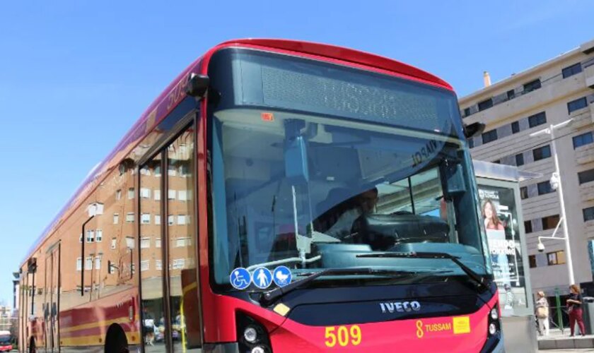 Un conductor de Tussam revela por qué los autobuses vienen a veces seguidos