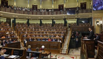 Un diputado del PP se cae al romperse su escaño durante la comparecencia de Sánchez