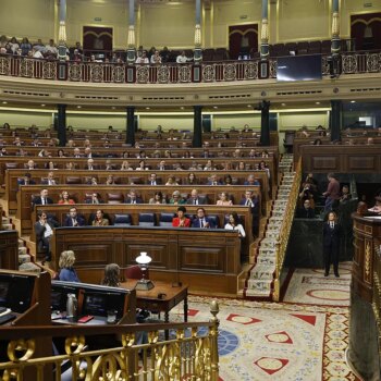 Un diputado del PP se cae al romperse su escaño durante la comparecencia de Sánchez