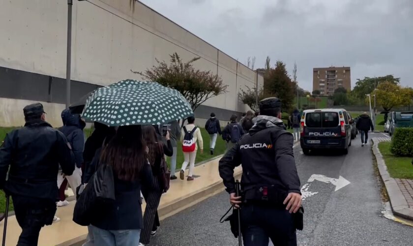 Un grupo de estudiantes insulta y abuchea a Marlaska tras inaugurar un acto en la Universidad de Navarra