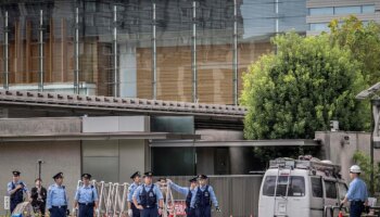 Un hombre lanza varios artefactos incendiarios contra la sede del PDL y estrella una furgoneta contra la verja de la residencia del primer ministro de Japón