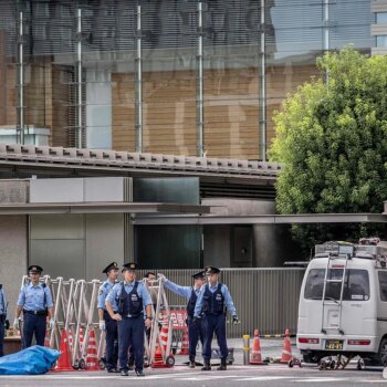 Un hombre lanza varios artefactos incendiarios contra la sede del PDL y estrella una furgoneta contra la verja de la residencia del primer ministro de Japón