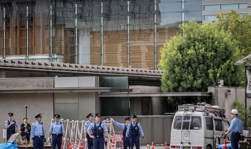 Un hombre lanza varios artefactos incendiarios contra la sede del PDL y estrella una furgoneta contra la verja de la residencia del primer ministro de Japón