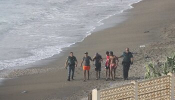 Una niña de 12 años entra a nado en Ceuta