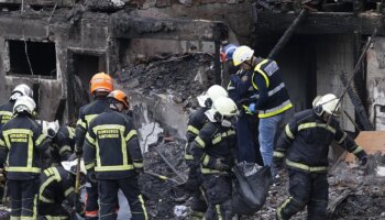 Una segunda explosión impidió salvarse al matrimonio del edificio destruido de Santander tras poner a salvo a sus hijas