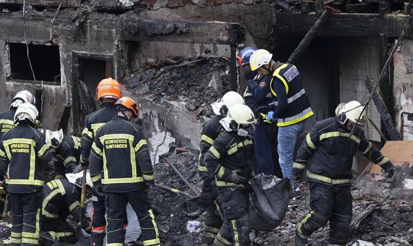 Una segunda explosión impidió salvarse al matrimonio del edificio destruido de Santander tras poner a salvo a sus hijas