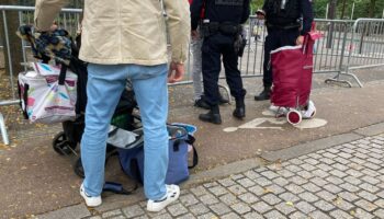 Vente à la sauvette : le préfet de police veut « endiguer définitivement le phénomène » porte de Montmartre