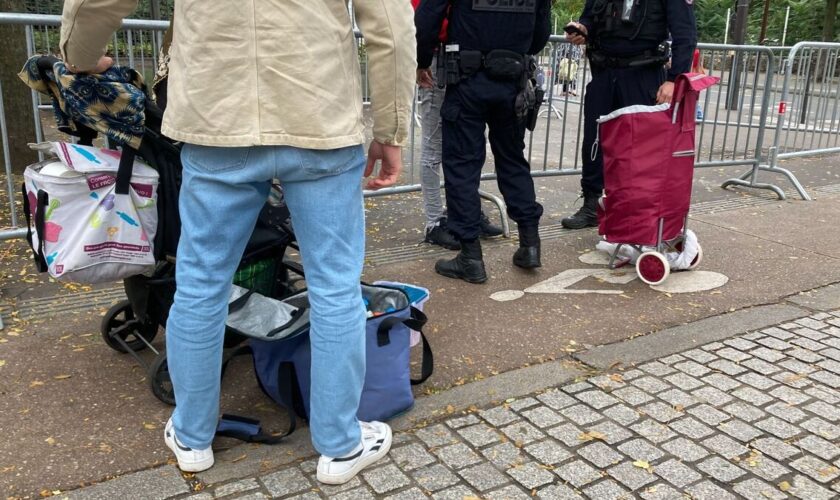 Vente à la sauvette : le préfet de police veut « endiguer définitivement le phénomène » porte de Montmartre