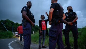 Vie chère en Martinique: des policiers blessés lors d'affrontements avec des manifestants