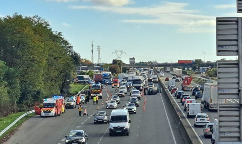 Voiture en feu, 4 blessés : un spectaculaire accident perturbe la circulation sur l’autoroute A6