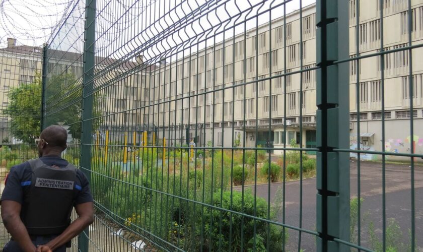 Yvelines : un détenu de Poissy refuse de regagner sa cellule et se réfugie sur le toit de la prison