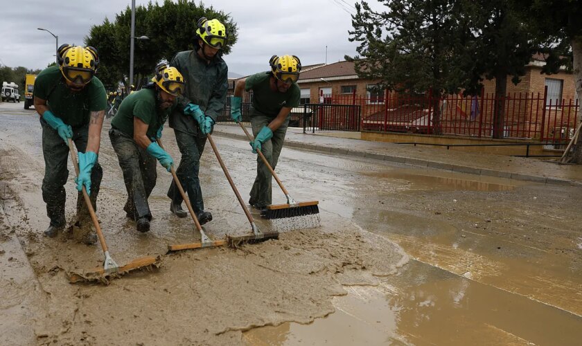 "¡Salid de ahí, ya, el río se ha desbordado!", la llamada que puso a salvo a una pareja y a sus hijos mellizos en Álora