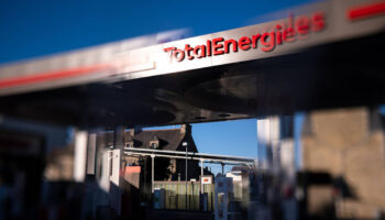 TotalEnergies voit ses profits s’effondrer mais soigne encore et toujours ses actionnaires