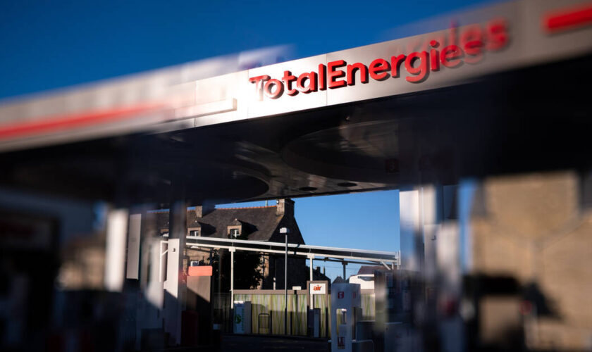 TotalEnergies voit ses profits s’effondrer mais soigne encore et toujours ses actionnaires