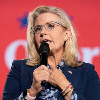 Donald Trump suggère de pointer une arme sur Liz Cheney, la républicaine pro-Harris lui répond