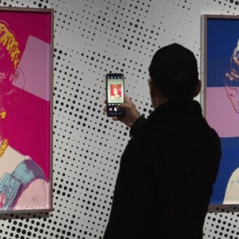 Zwei Werke aus Andy Warhols „Queens“-Serie in den Niederlanden gestohlen