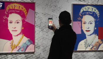 Zwei Werke aus Andy Warhols „Queens“-Serie in den Niederlanden gestohlen