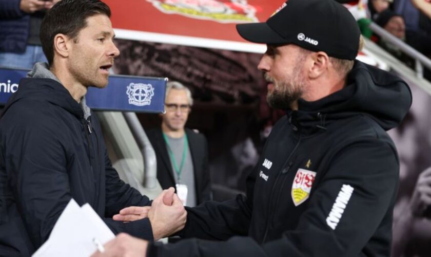 Xabi Alonso (l) trainiert aktuell Bayer 04. Sein Nachfolger könnte eines Tages Sebastian Hoeneß heißen. Foto: Rolf Vennenbernd/d