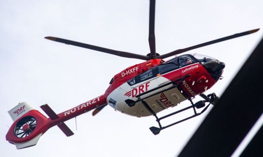 Ein Rettungshubschrauber brachte einen der Schwerverletzten ins Krankenhaus. (Symbolbild) Foto: Stefan Sauer/dpa